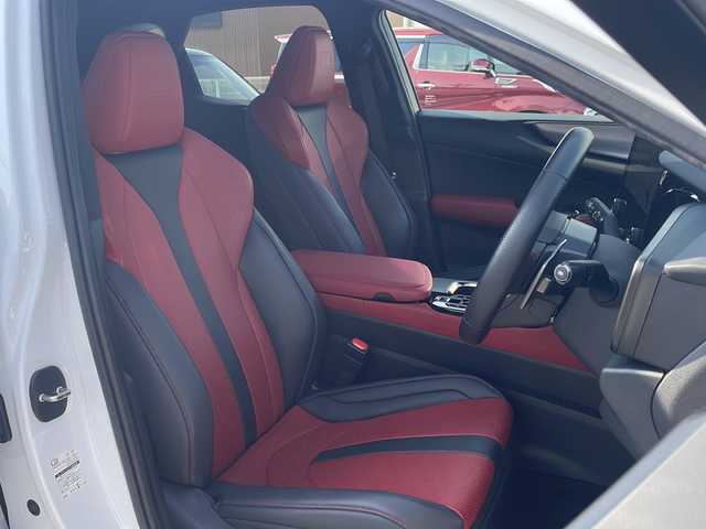 レクサス ＮＸ 350h Fスポーツ 三重県 2023(令5)年 1.8万km ホワイトノーヴァガラスフレーク メーカーオプション/・ムーンルーフ/・デジタルインナーミラー/・アクセサリーコンセント/レクサスチームメイト/・パノラミックビューモニター/・パーキングサポート/・緊急時操舵支援/・フロントクロストラフィックアラート/・レーンチェンジアシスト/三眼フルLEDヘッドランプ/・アダプティブハイビームシステム/・ヘッドランプクリーナー/・LEDコーナリングランプ/セーフティシステムプラス/・プリクラッシュセーフティ/・レーンディパーチャーアラート/・レーントレーシングアシスト/・レーダークルーズコントロール/・ロードサインアシスト/・発進遅れ告知機能/・ドライバー異常時対応システム/・プロアクティブドライビングアシスト/BSM/パーキングサポートブレーキ/純正14型ディスプレイオーディオプラス/【ナビ/フルセグ/BT/USB/Miracast】/ビルトインETC2.0/前後ドライブレコーダー/パドルシフト/HUD/パワーバックドア/レザーシート/D/N席パワーシート/D/N席シートベンチレーション/D/N席シートヒーター/ステアリングヒーター/プッシュスタート/スマートキー/フロアマット