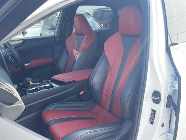 レクサス ＮＸ 350h Fスポーツ 三重県 2023(令5)年 1.8万km ホワイトノーヴァガラスフレーク メーカーオプション/・ムーンルーフ/・デジタルインナーミラー/・アクセサリーコンセント/レクサスチームメイト/・パノラミックビューモニター/・パーキングサポート/・緊急時操舵支援/・フロントクロストラフィックアラート/・レーンチェンジアシスト/三眼フルLEDヘッドランプ/・アダプティブハイビームシステム/・ヘッドランプクリーナー/・LEDコーナリングランプ/セーフティシステムプラス/・プリクラッシュセーフティ/・レーンディパーチャーアラート/・レーントレーシングアシスト/・レーダークルーズコントロール/・ロードサインアシスト/・発進遅れ告知機能/・ドライバー異常時対応システム/・プロアクティブドライビングアシスト/BSM/パーキングサポートブレーキ/純正14型ディスプレイオーディオプラス/【ナビ/フルセグ/BT/USB/Miracast】/ビルトインETC2.0/前後ドライブレコーダー/パドルシフト/HUD/パワーバックドア/レザーシート/D/N席パワーシート/D/N席シートベンチレーション/D/N席シートヒーター/ステアリングヒーター/プッシュスタート/スマートキー/フロアマット