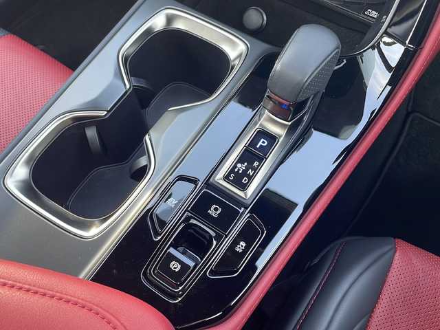 レクサス ＮＸ 350h Fスポーツ 三重県 2023(令5)年 1.8万km ホワイトノーヴァガラスフレーク メーカーオプション/・ムーンルーフ/・デジタルインナーミラー/・アクセサリーコンセント/レクサスチームメイト/・パノラミックビューモニター/・パーキングサポート/・緊急時操舵支援/・フロントクロストラフィックアラート/・レーンチェンジアシスト/三眼フルLEDヘッドランプ/・アダプティブハイビームシステム/・ヘッドランプクリーナー/・LEDコーナリングランプ/セーフティシステムプラス/・プリクラッシュセーフティ/・レーンディパーチャーアラート/・レーントレーシングアシスト/・レーダークルーズコントロール/・ロードサインアシスト/・発進遅れ告知機能/・ドライバー異常時対応システム/・プロアクティブドライビングアシスト/BSM/パーキングサポートブレーキ/純正14型ディスプレイオーディオプラス/【ナビ/フルセグ/BT/USB/Miracast】/ビルトインETC2.0/前後ドライブレコーダー/パドルシフト/HUD/パワーバックドア/レザーシート/D/N席パワーシート/D/N席シートベンチレーション/D/N席シートヒーター/ステアリングヒーター/プッシュスタート/スマートキー/フロアマット