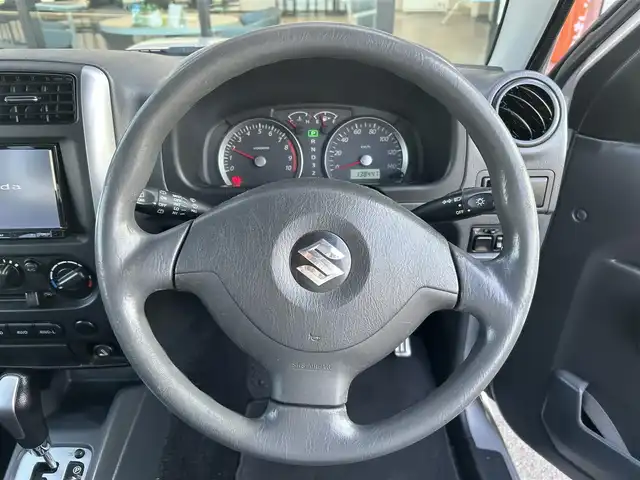 スズキ ジムニー XC 栃木県 2005(平17)年 13.9万km シルキーシルバーメタリック 4WD/社外ナビ/バックカメラ/純正16インチAW/純正フロアマット/背面タイヤ/ルーフバスケット/ETC/フォグランプ