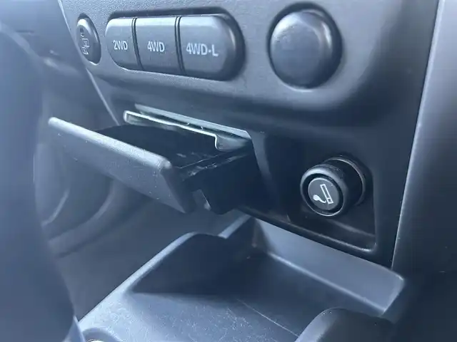 スズキ ジムニー XC 栃木県 2005(平17)年 13.9万km シルキーシルバーメタリック 4WD/社外ナビ/バックカメラ/純正16インチAW/純正フロアマット/背面タイヤ/ルーフバスケット/ETC/フォグランプ