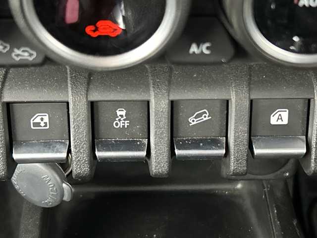 スズキ ジムニー XL 愛知県 2020(令2)年 2.3万km ミディアムグレー 禁煙車/４WD/ターボ/純正８インチナビ/（CD/DVD/Bluetooth/SD)/フロントカメラ/タフレックルーフキャリア/シーエルリンク製２インチリフトアップ/シーエルリンク製フロント・リアバンパー/シーエルリンク製グリル/スロットルコントローラー/スズキセーフティサポート/・衝突軽減ブレーキ/・レーンキープアシスト/・オートマチックハイビーム/ETC/前席シートヒーター/ダウンヒルアシスト/１７インチアルミホイール/スマートキー/スペアキー１本/プッシュスタート/LEDヘッドライト/フロントフォグランプ/オートライト/フロアマット/横滑り防止装置