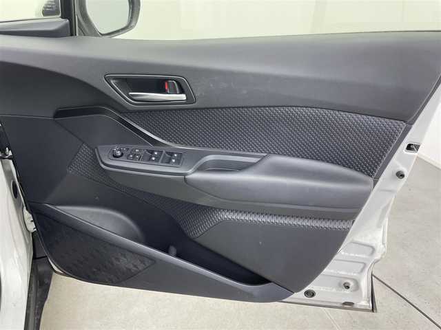 トヨタ Ｃ－ＨＲ S－T LEDパッケージ 富山県 2019(令1)年 3万km ホワイトパールクリスタルシャイン 4WD/純正ナビ/CD/DVD/BT/SD/フルセグTV/バックカメラ/ETC/ドライブレコーダー/レーダークルーズコントロール/衝突軽減ブレーキ/レーンキープアシスト/横滑り防止装置/スマートキー/スペアキー有/オートLEDライト/純正17インチアルミホイール/純正フロアマット/保証書/取扱説明書
