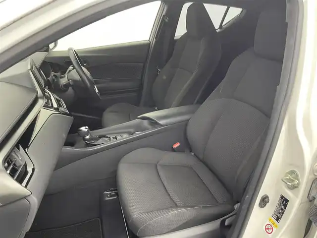 トヨタ Ｃ－ＨＲ S－T LEDパッケージ 富山県 2019(令1)年 3万km ホワイトパールクリスタルシャイン 4WD/純正ナビ/CD/DVD/BT/SD/フルセグTV/バックカメラ/ETC/ドライブレコーダー/レーダークルーズコントロール/衝突軽減ブレーキ/レーンキープアシスト/横滑り防止装置/スマートキー/スペアキー有/オートLEDライト/純正17インチアルミホイール/純正フロアマット/保証書/取扱説明書