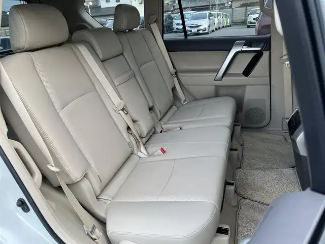トヨタ ランドクルーザー プラド TX Lパッケージ 栃木県 2022(令4)年 0.7万km ホワイトパールクリスタルシャイン サンルーフ/純正SDナビ/ワンオーナー/Bluetooth CD iPod AUX/フルセグTV/全方位カメラ/セーフティセンス/レーダークルーズコントロール/プリクラッシュセーフティ/レーンキープアシスト/衝突軽減システム/盗難防止装置/LEDヘッドランプ/オートライト/フォグランプ/純正19インチアルミホイール/ベージュレザーシート/快適温熱シート/パワーシート/禁煙車/ビルドインETC2.0/ドライブレコーダー/保証書