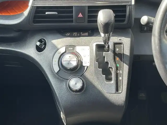 トヨタ シエンタ G 岩手県 2016(平28)年 9.1万km コバルトブルーメタリック 禁煙車/ワンオーナー/両側パワースライドドア/純正ナビ/→フルセグTV/Bluetooth/CD/DVD/FM/AM/バックカメラ/ステアリングスイッチ（ナビ連動）/衝突軽減ブレーキ/レーンアシスト/横滑り防止装置/ビルトインETC/電動格納ミラー/ウィンカーミラー/〇プッシュスタート/〇フロアマット/〇ドアバイザー/取扱説明書/スペアキー/冬タイヤ社外アルミホイール車載