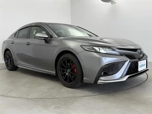 トヨタ カムリ WS 愛知県 2021(令3)年 5.6万km グレー JBLプレミアムサウンドシステム/純正メーカーナビ/AM/FM/BT/フルセグ/トヨタセーフティセンス/プリクラッシュセーフティ/横滑り防止装置/レーダークルーズコントロール/レーンキープアシスト/クリアランスソナー/バックカメラ/ビルトインETC2.0/ECOMODE/NORMALMODE/SPORTMODE/D席パワーシート/ハーフレザーシート/革巻きステアリング/ステアリングリモコン/パドルシフト/電動パーキング/ブレーキホールド/MTモード付AT/プッシュスタート/スマートキー/LEDヘッドライト/オートライト/オートハイビーム/電動格納ミラー/ウィンカーミラー/純正フロアマット