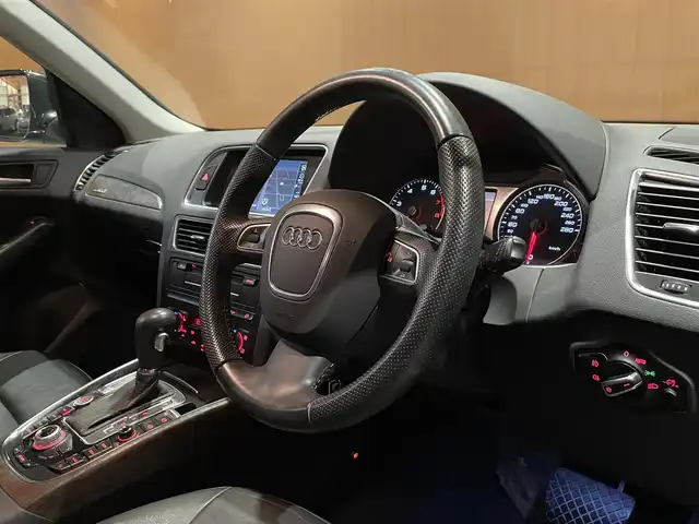 アウディ Ｑ５ 2．0 TFSI クワトロ 愛知県 2010(平22)年 9.2万km ファントムブラックパールエフェクト 純正メモリナビ/バックカメラ/フルセグTV/Bluetooth/クルーズコントロール/黒革シート/シートヒーター/メモリ付きパワーシート/アドバンストキー/パワーバックドア/HIDヘッドライト/純正18インチAW/保証書/取説/スペアキー