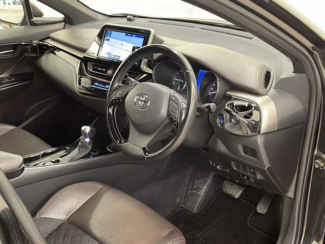 トヨタ Ｃ－ＨＲ G－T 道央・札幌 2017(平29)年 11.4万km ブラックマイカ /4WD//純正SDナビ/（CD、DVD、BT、HDMI、SD、ラジオ、フルセグ）//衝突被害軽減システム//純正エンジンスターター//バックカメラ//コーナーセンサー//レーンキープアシスト//オートライト//オートハイビーム//クルーズコントロール//シートヒーター（運転席・助手席）//ビルトインETC2.0//オートエアコン//横滑り防止装置//オートホールド//スペアキー1本//新車時保証書//取扱説明書