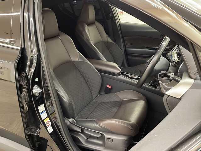 トヨタ Ｃ－ＨＲ G－T 道央・札幌 2017(平29)年 11.4万km ブラックマイカ /4WD//純正SDナビ/（CD、DVD、BT、HDMI、SD、ラジオ、フルセグ）//衝突被害軽減システム//純正エンジンスターター//バックカメラ//コーナーセンサー//レーンキープアシスト//オートライト//オートハイビーム//クルーズコントロール//シートヒーター（運転席・助手席）//ビルトインETC2.0//オートエアコン//横滑り防止装置//オートホールド//スペアキー1本//新車時保証書//取扱説明書