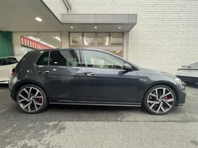 フォルクスワーゲン ゴルフ ＧＴＩ パフォーマンス 愛知県 2017(平29)年 5.3万km ダークアイロンブルーM バーチャルコクピット/純正9型ディスプレイナビ/ジェスチャーコントロール/DVD／Bluetooth／地デジTV/バックカメラ/ビルトインETC2.0/LEDヘッドライト/ダイナミックコーナリングランプ/純正19インチAW/ロゴ入レッドキャリパー/プリクラッシュセーフティ/レーンキープアシストシステム/パークディスタンスコントロール/リアトラフィックアラート/全車速追従アダプティブクルーズコントロール/スマートキー＆プッシュスタート