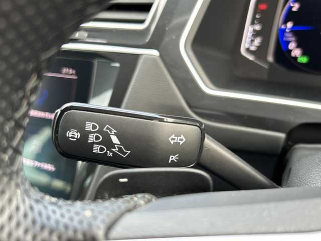 フォルクスワーゲン ＶＷ ティグアン TSI Rライン 東京都 2021(令3)年 2.8万km 青 ワンオーナー/純正ディーラーナビ/（App-connect/Bluetooth）/ガラスルーフ/ビルトインETC2.0/純正20インチアルミホイール/パワーシート（前席）/純正フロアマット/harman/kardonオーディオ/電動リアゲート/パドルシフト/ヒートシーター/バックカメラ/アラウンドビューモニター/LEDヘッドライト/コーナーセンサー（前後）/クルーズコントロール/レーンキープアシスト/カーテンエアバック/アイドリングストップ/スマートキー/スペアキー１本/保証書/取説書