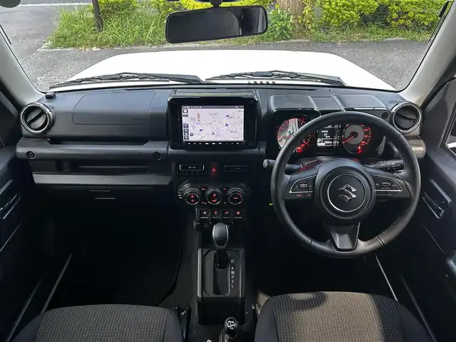 スズキ ジムニー シエラ JC 大分県 2023(令5)年 1.3万km ピュアホワイトP ワンオーナー/純正8型SDナビ【CN-HZ885】/(CD/DVD/フルセグTV/SD/USB/Bluetooth)/バックカメラ/セーフティーサポート/・デュアルセンサーブレーキサポート/・誤発進抑制機能/・ふらつき警報機能/・先行者発進お知らせ機能/・標識認識機能/・ハイビームアシスト/クルーズコントロール/レーンキープアシスト/前席シートヒーター/純正フロアマット/スペアキー×1/ビルトインETC/取扱説明書/新車時保証書