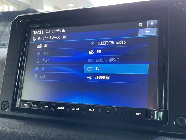 スズキ ジムニー シエラ JC 大分県 2023(令5)年 1.3万km ピュアホワイトP ワンオーナー/純正8型SDナビ【CN-HZ885】/(CD/DVD/フルセグTV/SD/USB/Bluetooth)/バックカメラ/セーフティーサポート/・デュアルセンサーブレーキサポート/・誤発進抑制機能/・ふらつき警報機能/・先行者発進お知らせ機能/・標識認識機能/・ハイビームアシスト/クルーズコントロール/レーンキープアシスト/前席シートヒーター/純正フロアマット/スペアキー×1/ビルトインETC/取扱説明書/新車時保証書
