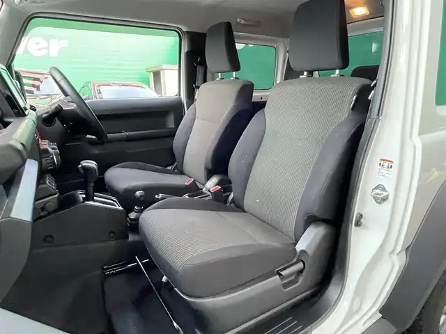 スズキ ジムニー シエラ JC 大分県 2023(令5)年 1.3万km ピュアホワイトP ワンオーナー/純正8型SDナビ【CN-HZ885】/(CD/DVD/フルセグTV/SD/USB/Bluetooth)/バックカメラ/セーフティーサポート/・デュアルセンサーブレーキサポート/・誤発進抑制機能/・ふらつき警報機能/・先行者発進お知らせ機能/・標識認識機能/・ハイビームアシスト/クルーズコントロール/レーンキープアシスト/前席シートヒーター/純正フロアマット/スペアキー×1/ビルトインETC/取扱説明書/新車時保証書