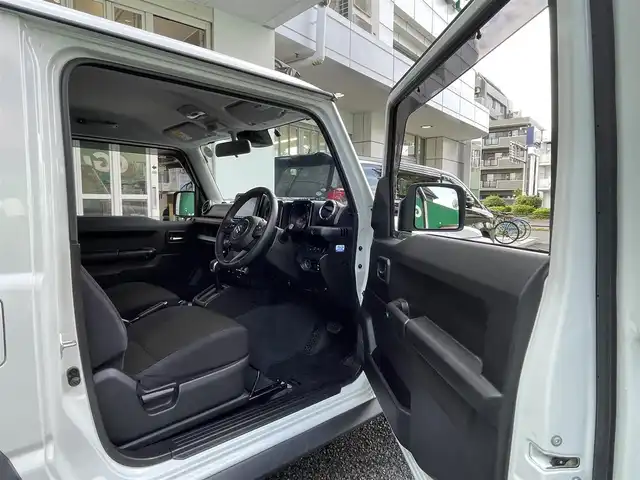 スズキ ジムニー シエラ JC 大分県 2023(令5)年 1.3万km ピュアホワイトP ワンオーナー/純正8型SDナビ【CN-HZ885】/(CD/DVD/フルセグTV/SD/USB/Bluetooth)/バックカメラ/セーフティーサポート/・デュアルセンサーブレーキサポート/・誤発進抑制機能/・ふらつき警報機能/・先行者発進お知らせ機能/・標識認識機能/・ハイビームアシスト/クルーズコントロール/レーンキープアシスト/前席シートヒーター/純正フロアマット/スペアキー×1/ビルトインETC/取扱説明書/新車時保証書
