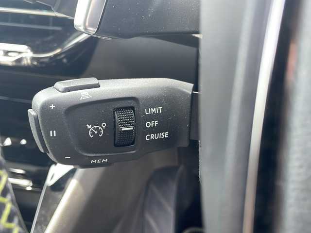 プジョー ２０８ GT ライン 山口県 2020(令2)年 7.3万km 青Ｍ ワンオーナー/純正ディスプレイオーディオ/(AM/FM/USB)/バックカメラ/前後ドライブレコーダー/ＥＴＣ/コーナーセンサー/レーンキープアシスト/クルーズコントロール/ハーフレザーシート/パドルシフト/ステアリングスイッチ/オートライト/LEDヘッドランプ/プッシュスタート/スマートキー×２/アイドリングストップ/置くだけ充電/純正アルミホイール/純正フロアマット/取扱説明書/保証書