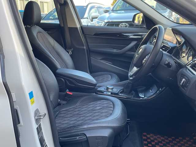 ＢＭＷ Ｘ１ xDrive 18d xライン 神奈川県 2016(平28)年 7.7万km アルピンホワイトⅢ 純正ナビ【CD/DVD/BT/USB】/バックカメラ/前後コーナーセンサー/クルーズコントロール/電動パーキングブレーキ/横滑り防止装置/盗難防止装置/ステアリングスイッチ/オートライト/純正19インチアルミ/ルームミラ一一体型ETC/前後ドライブレコーダー/ステアリングスイッチ/社外フロアマット/ハーフレザーシート/ISOFIX/ホイール付きスタットレスタイヤ積込/取扱説明書/新車時保証書/スペアキー×１