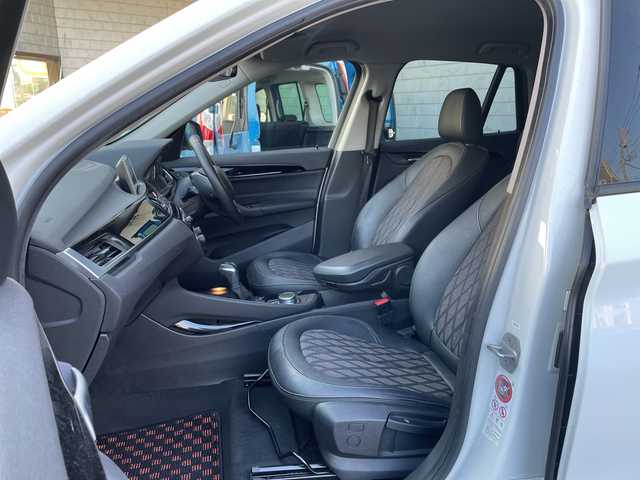 ＢＭＷ Ｘ１ xDrive 18d xライン 神奈川県 2016(平28)年 7.7万km アルピンホワイトⅢ 純正ナビ【CD/DVD/BT/USB】/バックカメラ/前後コーナーセンサー/クルーズコントロール/電動パーキングブレーキ/横滑り防止装置/盗難防止装置/ステアリングスイッチ/オートライト/純正19インチアルミ/ルームミラ一一体型ETC/前後ドライブレコーダー/ステアリングスイッチ/社外フロアマット/ハーフレザーシート/ISOFIX/ホイール付きスタットレスタイヤ積込/取扱説明書/新車時保証書/スペアキー×１