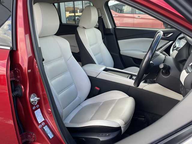 マツダ アテンザ ワゴン XD Lパッケージ 道東・釧路十勝 2015(平27)年 10.6万km ソウルレッドプレミアムメタリック ・４WD/・純正ナビ/（ラジオ・BT・CD・DVD・USB・AUX・フルセグ）/・バックカメラ/・ETC/・アイドリングスストップ/・ヘッドアップディスプレイ/・レーンキープアシスト/・本革ステアリング/・前方ドライブレコーダー/・レーダークルーズコントロール/・コーナーセンサー後方/・BOSEプレミアムサウンド/・レザーシート/・パワーシート/・レーンキープアシスト/・ルーフレール/・横滑り防止装置/・シートヒーター全席/・オートエアコン/・オートライト/・スマートキー/・プッシュスタート/・純正19インチアルミホイール/・純正フロアマット/・LEDヘッドライト/・フロントフォグライト/・リアフォグ/・社外18インチアルミホイール冬タイヤ積込/（2017年製造　3mm山）