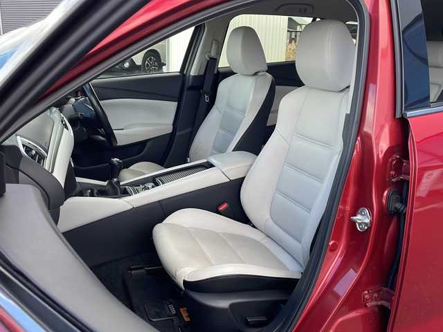 マツダ アテンザ ワゴン XD Lパッケージ 道東・釧路十勝 2015(平27)年 10.6万km ソウルレッドプレミアムメタリック ・４WD/・純正ナビ/（ラジオ・BT・CD・DVD・USB・AUX・フルセグ）/・バックカメラ/・ETC/・アイドリングスストップ/・ヘッドアップディスプレイ/・レーンキープアシスト/・本革ステアリング/・前方ドライブレコーダー/・レーダークルーズコントロール/・コーナーセンサー後方/・BOSEプレミアムサウンド/・レザーシート/・パワーシート/・レーンキープアシスト/・ルーフレール/・横滑り防止装置/・シートヒーター全席/・オートエアコン/・オートライト/・スマートキー/・プッシュスタート/・純正19インチアルミホイール/・純正フロアマット/・LEDヘッドライト/・フロントフォグライト/・リアフォグ/・社外18インチアルミホイール冬タイヤ積込/（2017年製造　3mm山）