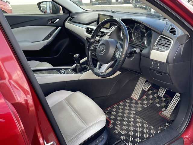 マツダ アテンザ ワゴン XD Lパッケージ 道東・釧路十勝 2015(平27)年 10.6万km ソウルレッドプレミアムメタリック ・４WD/・純正ナビ/（ラジオ・BT・CD・DVD・USB・AUX・フルセグ）/・バックカメラ/・ETC/・アイドリングスストップ/・ヘッドアップディスプレイ/・レーンキープアシスト/・本革ステアリング/・前方ドライブレコーダー/・レーダークルーズコントロール/・コーナーセンサー後方/・BOSEプレミアムサウンド/・レザーシート/・パワーシート/・レーンキープアシスト/・ルーフレール/・横滑り防止装置/・シートヒーター全席/・オートエアコン/・オートライト/・スマートキー/・プッシュスタート/・純正19インチアルミホイール/・純正フロアマット/・LEDヘッドライト/・フロントフォグライト/・リアフォグ/・社外18インチアルミホイール冬タイヤ積込/（2017年製造　3mm山）