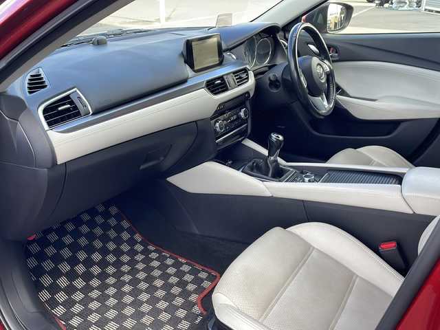 マツダ アテンザ ワゴン XD Lパッケージ 道東・釧路十勝 2015(平27)年 10.6万km ソウルレッドプレミアムメタリック ・４WD/・純正ナビ/（ラジオ・BT・CD・DVD・USB・AUX・フルセグ）/・バックカメラ/・ETC/・アイドリングスストップ/・ヘッドアップディスプレイ/・レーンキープアシスト/・本革ステアリング/・前方ドライブレコーダー/・レーダークルーズコントロール/・コーナーセンサー後方/・BOSEプレミアムサウンド/・レザーシート/・パワーシート/・レーンキープアシスト/・ルーフレール/・横滑り防止装置/・シートヒーター全席/・オートエアコン/・オートライト/・スマートキー/・プッシュスタート/・純正19インチアルミホイール/・純正フロアマット/・LEDヘッドライト/・フロントフォグライト/・リアフォグ/・社外18インチアルミホイール冬タイヤ積込/（2017年製造　3mm山）