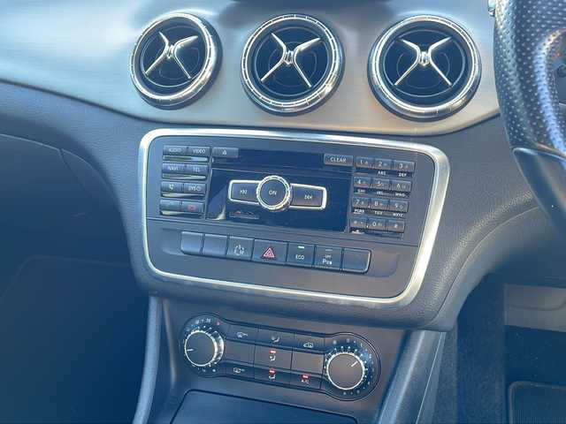 メルセデス・ベンツ ＣＬＡ１８０ AMGライン 福島県 2014(平26)年 8.3万km カルサイトホワイト ＡＭＧ　純ナビ　フルセグＴＶ　ＢＴ　ＢＳＭ　Ｄ席Ｐシート　前後Ｐセンサー　シートメモリ　追従クルコン　レーンキープ　ＥＣＯモード　ステリモ　電子Ｐ　純正フロアマット　黒革巻ステアリング　リモコンキー