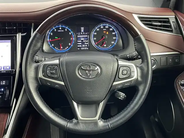 トヨタ ハリアー プレミアム 長崎県 2015(平27)年 13万km ホワイトパールクリスタルシャイン 純正ナビ/（CD/DVD/Bluetooth/フルセグ）/バックカメラ/ETC/純正LEDオートライト/純正フォグ/純正18インチアルミ/純正フロアマット/衝突被害軽減ブレーキ/レーンディパーチャーアラート/オートマチックハイビーム/レーダークルーズコントロールコントロール/パワーバックドア/パワーチルトステアリング/運転席パワーシート/ハーフレザーシート/スマートキー/プッシュエンジンスタート/保証書/取扱い説明書