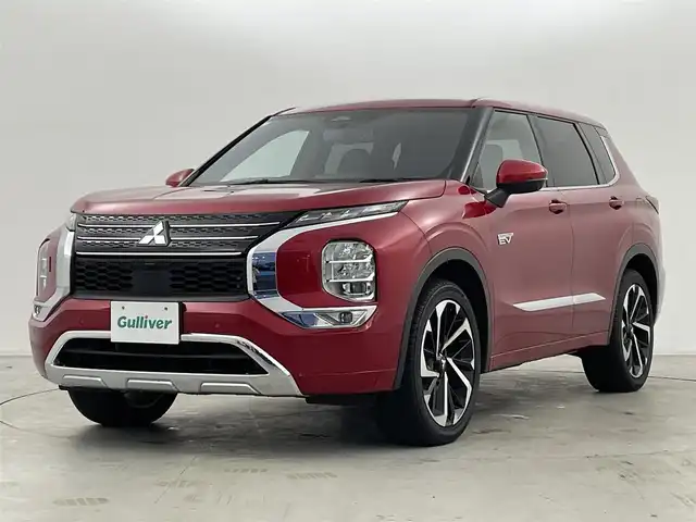 三菱 アウトランダー ＰＨＥＶ P 群馬県 2024(令6)年 0.5万km レッドダイヤモンド 充電ケーブル/純正スマートフォン連携ナビゲーション/（9インチWVGAディスプレイ）/・Bluetooth(ハンズフリー&オーディオ）/・USBポート（Type-C ×2）HDMIポート/・AM/FMラジオ＋MP3/WMA/AAC/WAV再生対応/・地上デジタルTVチューナー/・AppleCarPlay/Android Auto/ステアリングスイッチ/本革シート/シートヒーター/パワーシート/ポジョンメモリー/e-Assist(運転支援機能）/・オートマチックハイビーム/・衝突被害軽減ブレーキシステム（歩行者・自転車運転者検知付） /・踏み間違い衝突防止アシスト/・車線逸脱警報システム＆車線逸脱防止支援機能/・ふらつき警報/・前方衝突予測警報/・標識認識システム/・後側方衝突被害防止支援システム/・後側方車両検知警報システム/（レーンチェンジアシスト機能付）/・後退時車両検知警報システム/高速道路 同一車線運転支援機能　/　マイパイロット［MIーPILOT］/・レーダークルーズコントロールシステム（全車速追従機能付）・車線維持支援機能/エレクトリックテールゲート（ハンズフリー・停止位置メモリー機能付）/ステリングヒーター