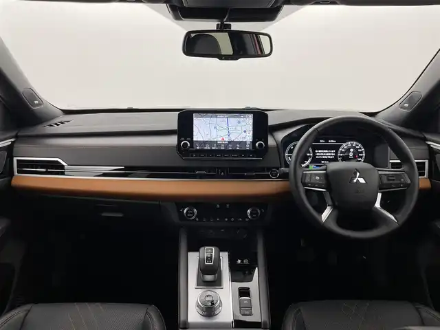 三菱 アウトランダー ＰＨＥＶ P 群馬県 2024(令6)年 0.5万km レッドダイヤモンド 充電ケーブル/純正スマートフォン連携ナビゲーション/（9インチWVGAディスプレイ）/・Bluetooth(ハンズフリー&オーディオ）/・USBポート（Type-C ×2）HDMIポート/・AM/FMラジオ＋MP3/WMA/AAC/WAV再生対応/・地上デジタルTVチューナー/・AppleCarPlay/Android Auto/ステアリングスイッチ/本革シート/シートヒーター/パワーシート/ポジョンメモリー/e-Assist(運転支援機能）/・オートマチックハイビーム/・衝突被害軽減ブレーキシステム（歩行者・自転車運転者検知付） /・踏み間違い衝突防止アシスト/・車線逸脱警報システム＆車線逸脱防止支援機能/・ふらつき警報/・前方衝突予測警報/・標識認識システム/・後側方衝突被害防止支援システム/・後側方車両検知警報システム/（レーンチェンジアシスト機能付）/・後退時車両検知警報システム/高速道路 同一車線運転支援機能　/　マイパイロット［MIーPILOT］/・レーダークルーズコントロールシステム（全車速追従機能付）・車線維持支援機能/エレクトリックテールゲート（ハンズフリー・停止位置メモリー機能付）/ステリングヒーター
