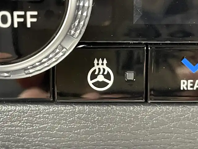 三菱 アウトランダー ＰＨＥＶ P 群馬県 2024(令6)年 0.5万km レッドダイヤモンド 充電ケーブル/純正スマートフォン連携ナビゲーション/（9インチWVGAディスプレイ）/・Bluetooth(ハンズフリー&オーディオ）/・USBポート（Type-C ×2）HDMIポート/・AM/FMラジオ＋MP3/WMA/AAC/WAV再生対応/・地上デジタルTVチューナー/・AppleCarPlay/Android Auto/ステアリングスイッチ/本革シート/シートヒーター/パワーシート/ポジョンメモリー/e-Assist(運転支援機能）/・オートマチックハイビーム/・衝突被害軽減ブレーキシステム（歩行者・自転車運転者検知付） /・踏み間違い衝突防止アシスト/・車線逸脱警報システム＆車線逸脱防止支援機能/・ふらつき警報/・前方衝突予測警報/・標識認識システム/・後側方衝突被害防止支援システム/・後側方車両検知警報システム/（レーンチェンジアシスト機能付）/・後退時車両検知警報システム/高速道路 同一車線運転支援機能　/　マイパイロット［MIーPILOT］/・レーダークルーズコントロールシステム（全車速追従機能付）・車線維持支援機能/エレクトリックテールゲート（ハンズフリー・停止位置メモリー機能付）/ステリングヒーター