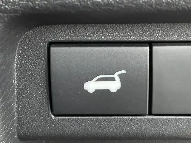三菱 アウトランダー ＰＨＥＶ P 群馬県 2024(令6)年 0.5万km レッドダイヤモンド 充電ケーブル/純正スマートフォン連携ナビゲーション/（9インチWVGAディスプレイ）/・Bluetooth(ハンズフリー&オーディオ）/・USBポート（Type-C ×2）HDMIポート/・AM/FMラジオ＋MP3/WMA/AAC/WAV再生対応/・地上デジタルTVチューナー/・AppleCarPlay/Android Auto/ステアリングスイッチ/本革シート/シートヒーター/パワーシート/ポジョンメモリー/e-Assist(運転支援機能）/・オートマチックハイビーム/・衝突被害軽減ブレーキシステム（歩行者・自転車運転者検知付） /・踏み間違い衝突防止アシスト/・車線逸脱警報システム＆車線逸脱防止支援機能/・ふらつき警報/・前方衝突予測警報/・標識認識システム/・後側方衝突被害防止支援システム/・後側方車両検知警報システム/（レーンチェンジアシスト機能付）/・後退時車両検知警報システム/高速道路 同一車線運転支援機能　/　マイパイロット［MIーPILOT］/・レーダークルーズコントロールシステム（全車速追従機能付）・車線維持支援機能/エレクトリックテールゲート（ハンズフリー・停止位置メモリー機能付）/ステリングヒーター