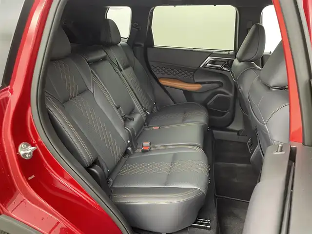 三菱 アウトランダー ＰＨＥＶ P 群馬県 2024(令6)年 0.5万km レッドダイヤモンド 充電ケーブル/純正スマートフォン連携ナビゲーション/（9インチWVGAディスプレイ）/・Bluetooth(ハンズフリー&オーディオ）/・USBポート（Type-C ×2）HDMIポート/・AM/FMラジオ＋MP3/WMA/AAC/WAV再生対応/・地上デジタルTVチューナー/・AppleCarPlay/Android Auto/ステアリングスイッチ/本革シート/シートヒーター/パワーシート/ポジョンメモリー/e-Assist(運転支援機能）/・オートマチックハイビーム/・衝突被害軽減ブレーキシステム（歩行者・自転車運転者検知付） /・踏み間違い衝突防止アシスト/・車線逸脱警報システム＆車線逸脱防止支援機能/・ふらつき警報/・前方衝突予測警報/・標識認識システム/・後側方衝突被害防止支援システム/・後側方車両検知警報システム/（レーンチェンジアシスト機能付）/・後退時車両検知警報システム/高速道路 同一車線運転支援機能　/　マイパイロット［MIーPILOT］/・レーダークルーズコントロールシステム（全車速追従機能付）・車線維持支援機能/エレクトリックテールゲート（ハンズフリー・停止位置メモリー機能付）/ステリングヒーター