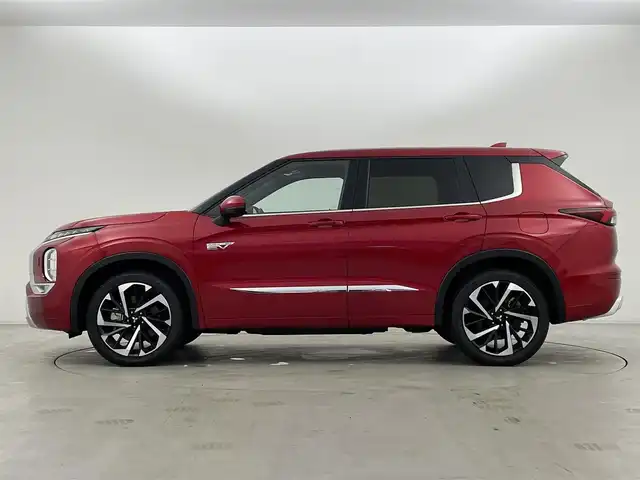 三菱 アウトランダー ＰＨＥＶ P 群馬県 2024(令6)年 0.5万km レッドダイヤモンド 充電ケーブル/純正スマートフォン連携ナビゲーション/（9インチWVGAディスプレイ）/・Bluetooth(ハンズフリー&オーディオ）/・USBポート（Type-C ×2）HDMIポート/・AM/FMラジオ＋MP3/WMA/AAC/WAV再生対応/・地上デジタルTVチューナー/・AppleCarPlay/Android Auto/ステアリングスイッチ/本革シート/シートヒーター/パワーシート/ポジョンメモリー/e-Assist(運転支援機能）/・オートマチックハイビーム/・衝突被害軽減ブレーキシステム（歩行者・自転車運転者検知付） /・踏み間違い衝突防止アシスト/・車線逸脱警報システム＆車線逸脱防止支援機能/・ふらつき警報/・前方衝突予測警報/・標識認識システム/・後側方衝突被害防止支援システム/・後側方車両検知警報システム/（レーンチェンジアシスト機能付）/・後退時車両検知警報システム/高速道路 同一車線運転支援機能　/　マイパイロット［MIーPILOT］/・レーダークルーズコントロールシステム（全車速追従機能付）・車線維持支援機能/エレクトリックテールゲート（ハンズフリー・停止位置メモリー機能付）/ステリングヒーター