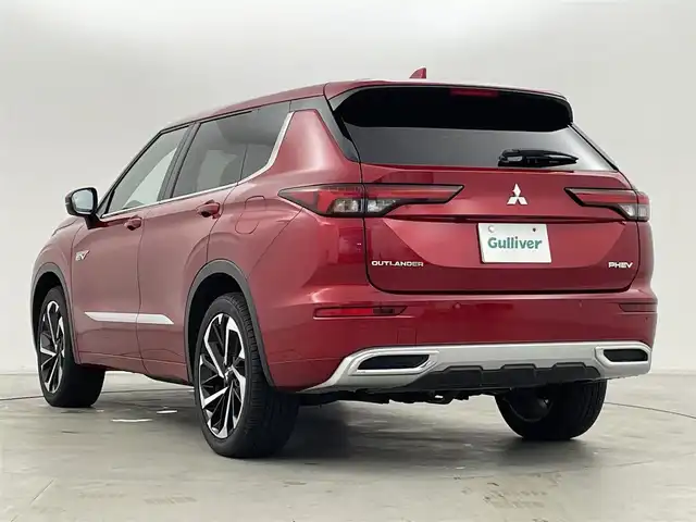三菱 アウトランダー ＰＨＥＶ P 群馬県 2024(令6)年 0.5万km レッドダイヤモンド 充電ケーブル/純正スマートフォン連携ナビゲーション/（9インチWVGAディスプレイ）/・Bluetooth(ハンズフリー&オーディオ）/・USBポート（Type-C ×2）HDMIポート/・AM/FMラジオ＋MP3/WMA/AAC/WAV再生対応/・地上デジタルTVチューナー/・AppleCarPlay/Android Auto/ステアリングスイッチ/本革シート/シートヒーター/パワーシート/ポジョンメモリー/e-Assist(運転支援機能）/・オートマチックハイビーム/・衝突被害軽減ブレーキシステム（歩行者・自転車運転者検知付） /・踏み間違い衝突防止アシスト/・車線逸脱警報システム＆車線逸脱防止支援機能/・ふらつき警報/・前方衝突予測警報/・標識認識システム/・後側方衝突被害防止支援システム/・後側方車両検知警報システム/（レーンチェンジアシスト機能付）/・後退時車両検知警報システム/高速道路 同一車線運転支援機能　/　マイパイロット［MIーPILOT］/・レーダークルーズコントロールシステム（全車速追従機能付）・車線維持支援機能/エレクトリックテールゲート（ハンズフリー・停止位置メモリー機能付）/ステリングヒーター