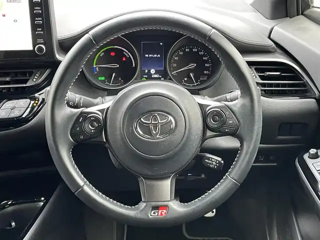 トヨタ Ｃ－ＨＲ S GRスポーツ 群馬県 2023(令5)年 2.3万km パールⅡ トヨタセーフティセンス/・プリクラッシュセーフティ/・レーダークルーズコントロール/・レーンディパーチャーアラート/・ブラインドスポットモニター/・ロードサインアシスト/・オートハイビーム/純正8インチディスプレイオーディオ（ナビ有）/　　Bluetooth/USB/FM/AM/Miracast/    AppleCarPlay/AndroidAuto/GR専用内装/パノラミックビューモニター/ハーフレザーシート/前席シートヒーター/オートLEDヘッドライト/フォグランプ/電動パーキングブレーキ/オートブレーキホールド/純正19AW/純正フロアマット/スマートキー2本/前方ドライブレコーダー/ビルドインETC2.0
