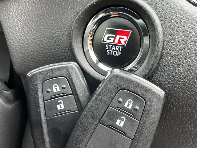トヨタ Ｃ－ＨＲ S GRスポーツ 群馬県 2023(令5)年 2.3万km パールⅡ トヨタセーフティセンス/・プリクラッシュセーフティ/・レーダークルーズコントロール/・レーンディパーチャーアラート/・ブラインドスポットモニター/・ロードサインアシスト/・オートハイビーム/純正8インチディスプレイオーディオ（ナビ有）/　　Bluetooth/USB/FM/AM/Miracast/    AppleCarPlay/AndroidAuto/GR専用内装/パノラミックビューモニター/ハーフレザーシート/前席シートヒーター/オートLEDヘッドライト/フォグランプ/電動パーキングブレーキ/オートブレーキホールド/純正19AW/純正フロアマット/スマートキー2本/前方ドライブレコーダー/ビルドインETC2.0