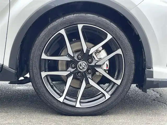 トヨタ Ｃ－ＨＲ S GRスポーツ 群馬県 2023(令5)年 2.3万km パールⅡ トヨタセーフティセンス/・プリクラッシュセーフティ/・レーダークルーズコントロール/・レーンディパーチャーアラート/・ブラインドスポットモニター/・ロードサインアシスト/・オートハイビーム/純正8インチディスプレイオーディオ（ナビ有）/　　Bluetooth/USB/FM/AM/Miracast/    AppleCarPlay/AndroidAuto/GR専用内装/パノラミックビューモニター/ハーフレザーシート/前席シートヒーター/オートLEDヘッドライト/フォグランプ/電動パーキングブレーキ/オートブレーキホールド/純正19AW/純正フロアマット/スマートキー2本/前方ドライブレコーダー/ビルドインETC2.0
