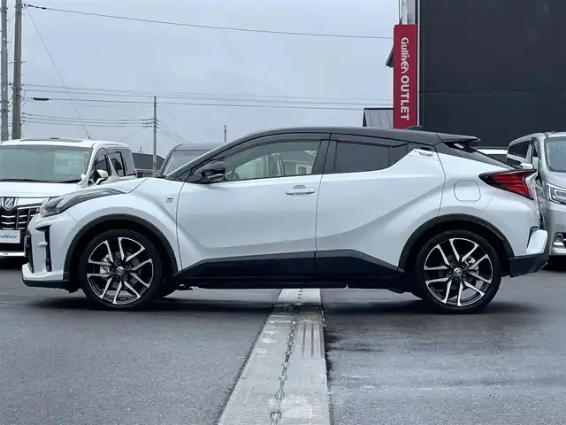 トヨタ Ｃ－ＨＲ S GRスポーツ 群馬県 2023(令5)年 2.3万km パールⅡ トヨタセーフティセンス/・プリクラッシュセーフティ/・レーダークルーズコントロール/・レーンディパーチャーアラート/・ブラインドスポットモニター/・ロードサインアシスト/・オートハイビーム/純正8インチディスプレイオーディオ（ナビ有）/　　Bluetooth/USB/FM/AM/Miracast/    AppleCarPlay/AndroidAuto/GR専用内装/パノラミックビューモニター/ハーフレザーシート/前席シートヒーター/オートLEDヘッドライト/フォグランプ/電動パーキングブレーキ/オートブレーキホールド/純正19AW/純正フロアマット/スマートキー2本/前方ドライブレコーダー/ビルドインETC2.0