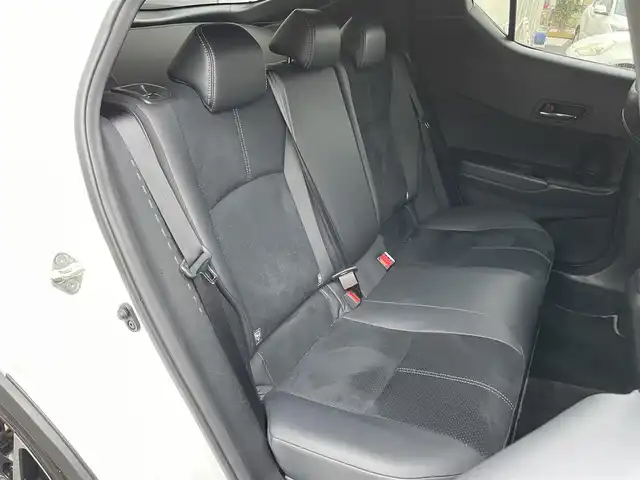 トヨタ Ｃ－ＨＲ S GRスポーツ 群馬県 2023(令5)年 2.3万km パールⅡ トヨタセーフティセンス/・プリクラッシュセーフティ/・レーダークルーズコントロール/・レーンディパーチャーアラート/・ブラインドスポットモニター/・ロードサインアシスト/・オートハイビーム/純正8インチディスプレイオーディオ（ナビ有）/　　Bluetooth/USB/FM/AM/Miracast/    AppleCarPlay/AndroidAuto/GR専用内装/パノラミックビューモニター/ハーフレザーシート/前席シートヒーター/オートLEDヘッドライト/フォグランプ/電動パーキングブレーキ/オートブレーキホールド/純正19AW/純正フロアマット/スマートキー2本/前方ドライブレコーダー/ビルドインETC2.0