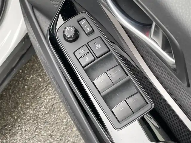 トヨタ Ｃ－ＨＲ S GRスポーツ 群馬県 2023(令5)年 2.3万km パールⅡ トヨタセーフティセンス/・プリクラッシュセーフティ/・レーダークルーズコントロール/・レーンディパーチャーアラート/・ブラインドスポットモニター/・ロードサインアシスト/・オートハイビーム/純正8インチディスプレイオーディオ（ナビ有）/　　Bluetooth/USB/FM/AM/Miracast/    AppleCarPlay/AndroidAuto/GR専用内装/パノラミックビューモニター/ハーフレザーシート/前席シートヒーター/オートLEDヘッドライト/フォグランプ/電動パーキングブレーキ/オートブレーキホールド/純正19AW/純正フロアマット/スマートキー2本/前方ドライブレコーダー/ビルドインETC2.0