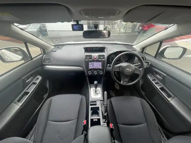 スバル インプレッサ スポーツ 1．6i－L 長崎県 2013(平25)年 10.7万km サテンホワイトパール ワンオーナー車/社外ナビ AVIC-MRZ009/（AM、FM、BTオーディオ、フルセグ、CD、DVD）/前方ドラレコ/純正フロアマット/トランクフロアマット/ドアバイザー/純正AW/ETC/プッシュスタート/パワーステアリング/AAＣ/スペアキー×１/取説/保証書