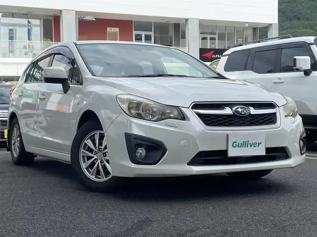 スバル インプレッサ スポーツ 1．6i－L 長崎県 2013(平25)年 10.7万km サテンホワイトパール ワンオーナー車/社外ナビ AVIC-MRZ009/（AM、FM、BTオーディオ、フルセグ、CD、DVD）/前方ドラレコ/純正フロアマット/トランクフロアマット/ドアバイザー/純正AW/ETC/プッシュスタート/パワーステアリング/AAＣ/スペアキー×１/取説/保証書