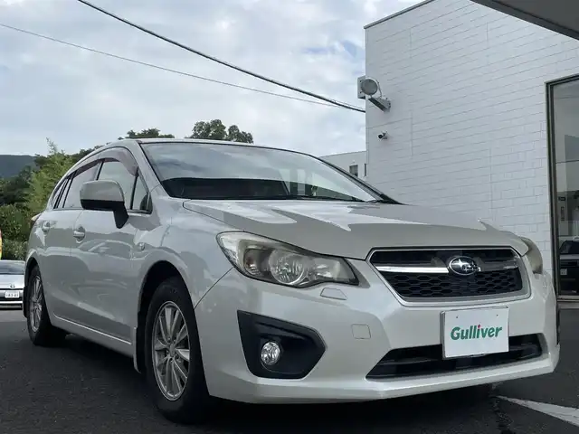 スバル インプレッサ スポーツ 1．6i－L 長崎県 2013(平25)年 10.7万km サテンホワイトパール ワンオーナー車/社外ナビ AVIC-MRZ009/（AM、FM、BTオーディオ、フルセグ、CD、DVD）/前方ドラレコ/純正フロアマット/トランクフロアマット/ドアバイザー/純正AW/ETC/プッシュスタート/パワーステアリング/AAＣ/スペアキー×１/取説/保証書