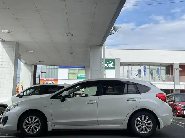 スバル インプレッサ スポーツ 1．6i－L 長崎県 2013(平25)年 10.7万km サテンホワイトパール ワンオーナー車/社外ナビ AVIC-MRZ009/（AM、FM、BTオーディオ、フルセグ、CD、DVD）/前方ドラレコ/純正フロアマット/トランクフロアマット/ドアバイザー/純正AW/ETC/プッシュスタート/パワーステアリング/AAＣ/スペアキー×１/取説/保証書