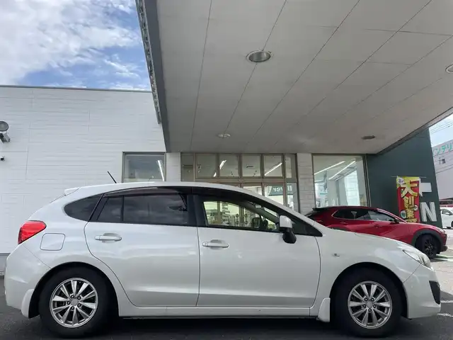 スバル インプレッサ スポーツ 1．6i－L 長崎県 2013(平25)年 10.7万km サテンホワイトパール ワンオーナー車/社外ナビ AVIC-MRZ009/（AM、FM、BTオーディオ、フルセグ、CD、DVD）/前方ドラレコ/純正フロアマット/トランクフロアマット/ドアバイザー/純正AW/ETC/プッシュスタート/パワーステアリング/AAＣ/スペアキー×１/取説/保証書