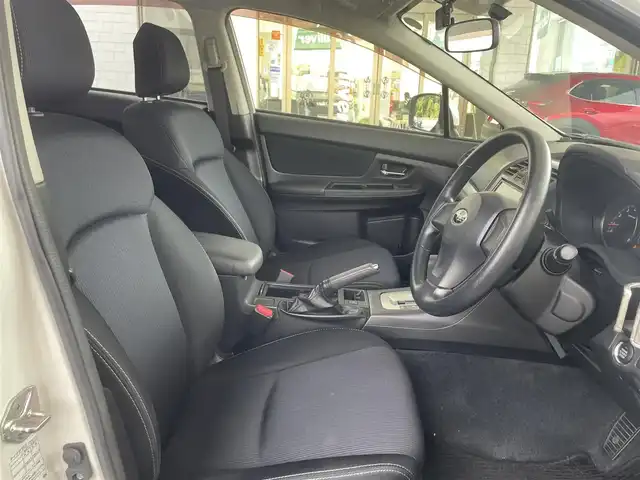 スバル インプレッサ スポーツ 1．6i－L 長崎県 2013(平25)年 10.7万km サテンホワイトパール ワンオーナー車/社外ナビ AVIC-MRZ009/（AM、FM、BTオーディオ、フルセグ、CD、DVD）/前方ドラレコ/純正フロアマット/トランクフロアマット/ドアバイザー/純正AW/ETC/プッシュスタート/パワーステアリング/AAＣ/スペアキー×１/取説/保証書