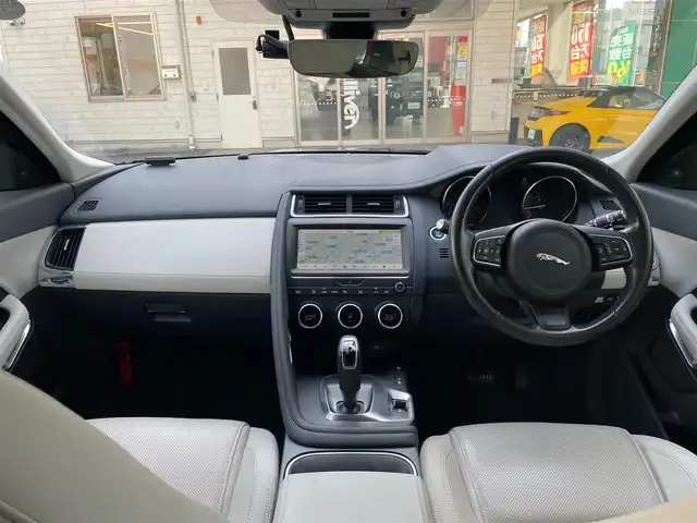 ジャガー Ｅペース S 180PS 東京都 2018(平30)年 4.4万km グレー ワンオーナー/純正ナビ/　AM/FM Bluetooth/革シート（アイボリー）/パワーシート（前席）/革巻きステアリング/ステアリングスイッチ（オーディオ）/レーダークルーズコントロール/ISOFIX(リアシート)/ブラインドスポットモニター/Sエンブレム付クロームサイドベント/純正２０インチAW/ETC2.0/記録簿R1.R2.R3.R4.R5/スペアキー/保証書＆取扱説明書
