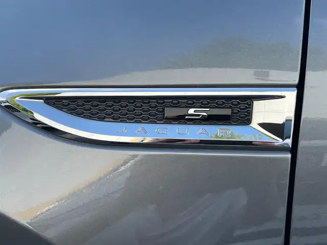 ジャガー Ｅペース S 180PS 東京都 2018(平30)年 4.4万km グレー ワンオーナー/純正ナビ/　AM/FM Bluetooth/革シート（アイボリー）/パワーシート（前席）/革巻きステアリング/ステアリングスイッチ（オーディオ）/レーダークルーズコントロール/ISOFIX(リアシート)/ブラインドスポットモニター/Sエンブレム付クロームサイドベント/純正２０インチAW/ETC2.0/記録簿R1.R2.R3.R4.R5/スペアキー/保証書＆取扱説明書